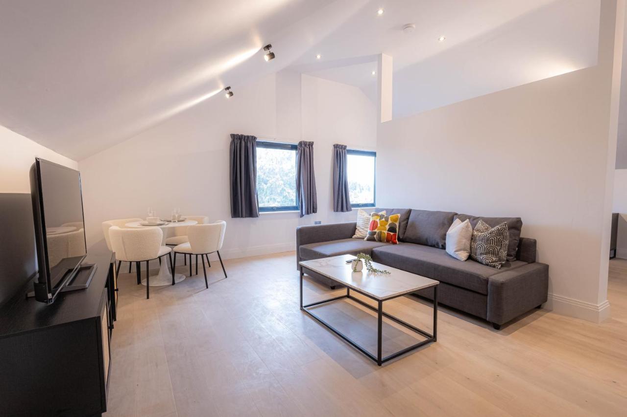 Stylish Apartments With Balcony For Upper Apartments & Free Parking In A Prime Location - Five Miles From Heathrow Airport アクスブリッジ エクステリア 写真