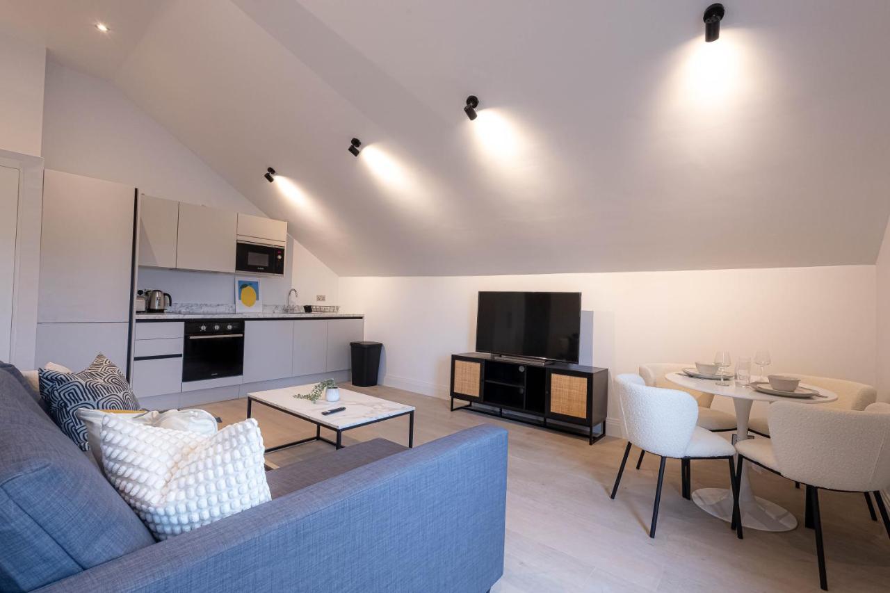 Stylish Apartments With Balcony For Upper Apartments & Free Parking In A Prime Location - Five Miles From Heathrow Airport アクスブリッジ エクステリア 写真